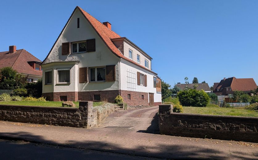 vrijstaand huis op een toplocatie in Bad Münder – Einfahrt zur Garage