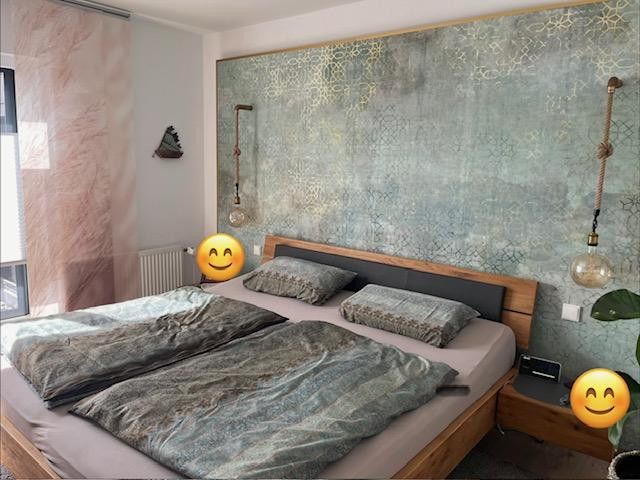 Trasferisciti e inizia a vivere "felicità abitativa su due livelli con camino e giardino da sogno" da maggio 2027 – Schlafzimmer 1.OG