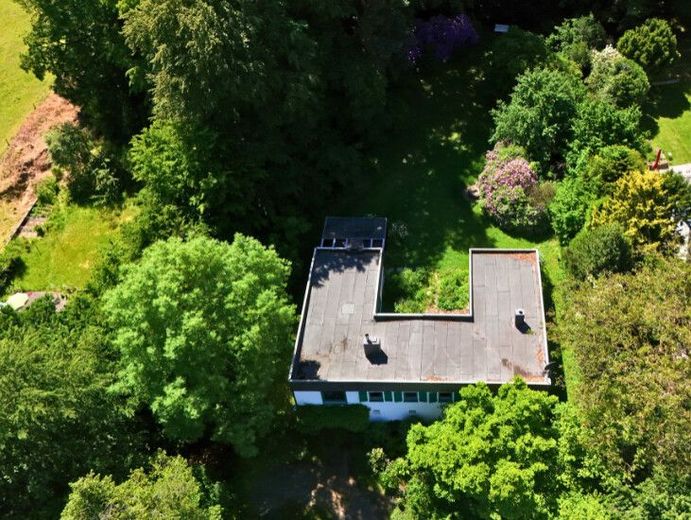 Absolute Rarität: Bungalow in Schildgen mit 6.612 m² Grundstück in direkter Waldrandlage – Luftaufnahme Bungalow