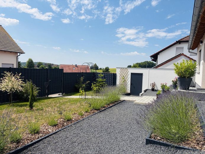 Casa unifamiliare moderna con qualità da nuova costruzione (anno di costruzione 2021), vista panoramica libera, aria condizionata e 3 posti auto in garage – Vorgarten