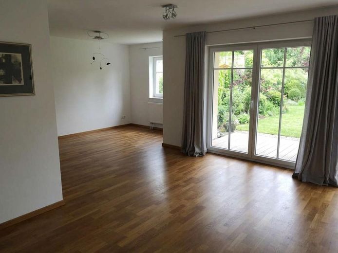 Ihr privates Zuhause in Weilheim – großzügiger Garten, stilvolles Wohnen & viel Privatsphäre – Wohzimmer/Esszimmer/Büro