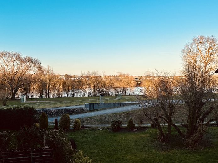 Hochwertig sanierte 4-Zimmer-Maisonette | 110 m² | 2 Bäder | Balkon | ruhige Lage an den Mainwiesen – Blick aus Schlafzimmer OG