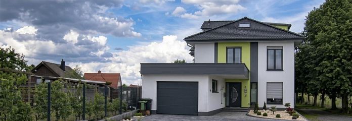 Moderne Luxusvilla: 432 m² Wohnfläche, PV-Anlage, Wärmepumpe & Sauna – Außenansicht und Garage
