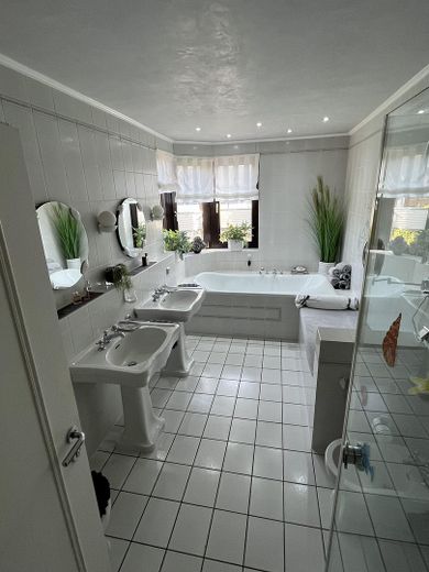 Einfamilienhaus Duisburg Rumeln mit Doppelgarage, Garten + Teich – Obergeschoss Badezimmer