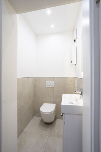 Provisionsfrei: Renoviert & bezugsfrei – 2,5-Zimmer-Wohnung zum Einziehen oder Vermieten! – (Gäste-)WC - 2