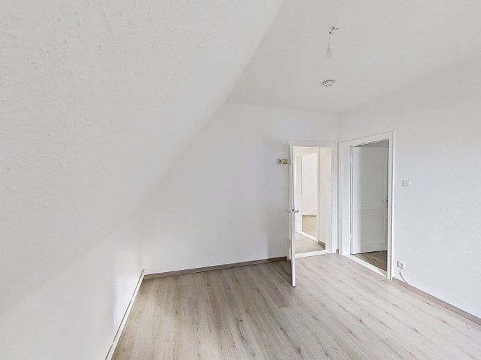 Jasne 3-pokojowe mieszkanie na poddaszu z nowoczesną łazienką z wanną, w odległości spaceru od centrum miasta – Ansicht II: Schlafzimmer I