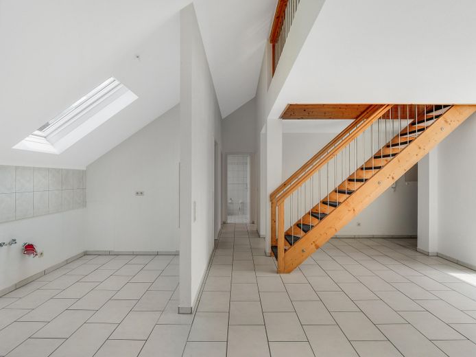 Ampio appartamento su due livelli con grande terrazza sul tetto e posto auto in garage sotterraneo a Gottmadingen – Wohn-Esszimmer