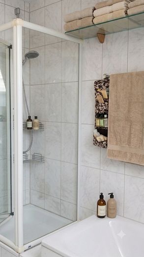 شقة علوية مشرقة من غرفتين في ميونخ-تروديرينغ – Badezimmer Dusche