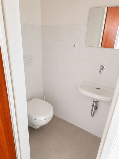 Abitare spaziosamente. Affacciarsi sul verde! 3,5 locali 102 m² Fellbach-Schmiden incluso posto auto in garage sotterraneo – WC Bildbeispiel