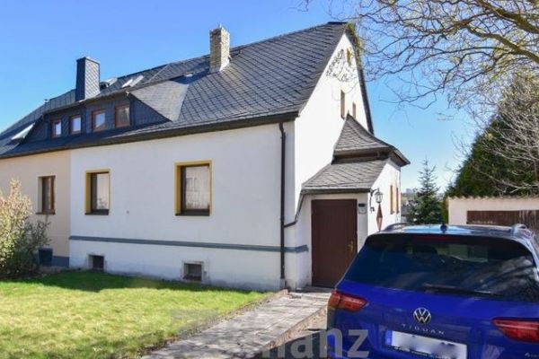 Acquistare una casa bifamiliare a Oelsnitz/Erzgeb.: 124 m² di superficie abitabile, bel giardino, garage e cantina