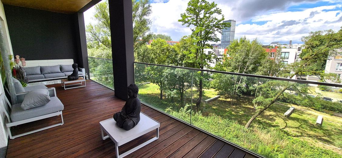 Un cadre de vie exclusif au bord de la Spree – Appartement meublé de 2 pièces (97m2) sur la presqu’île de Stralau – großer Balkon/large balcony