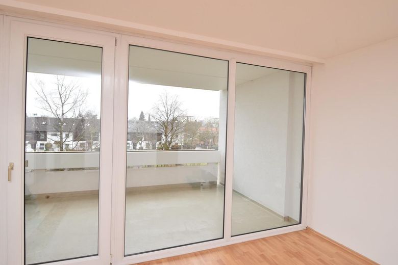 Helle 3-Zimmer Wohnung 70 m2 München Unterhaching mit Balkon Erstbezug nach Vollrenovierung – Panorama Glasfront