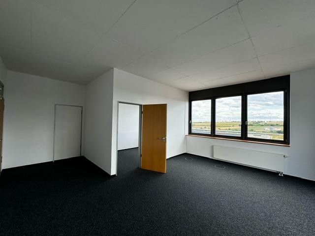 MARIENBORN: Helles, großzügiges Doppelbüro Büro (€ 12,50/qm), Stadtrandlage mit optimaler Anbindung – Blick Richtung kleineres Büro