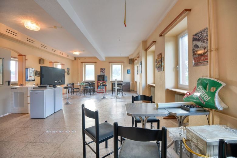 Ehemaliges Gasthaus mit 3 Einzelzimmer &amp; 5 potentiellen Wohnungen | inkl. Gaststätte und Parkplätze – Zimmer1_Bild2