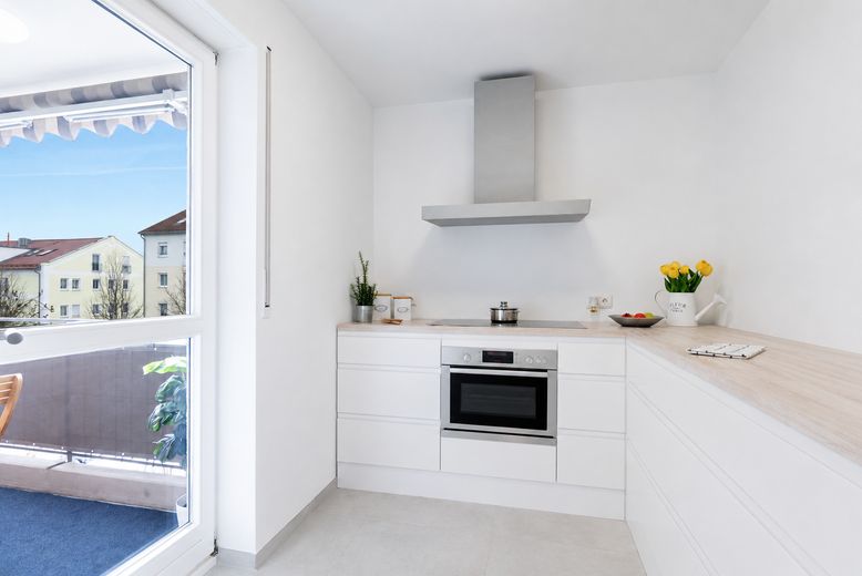 Apartamento de 3 habitaciones recién renovado con garaje subterráneo * libre para ocupar y sin comisión * – Küche ist nur eine Requisite!