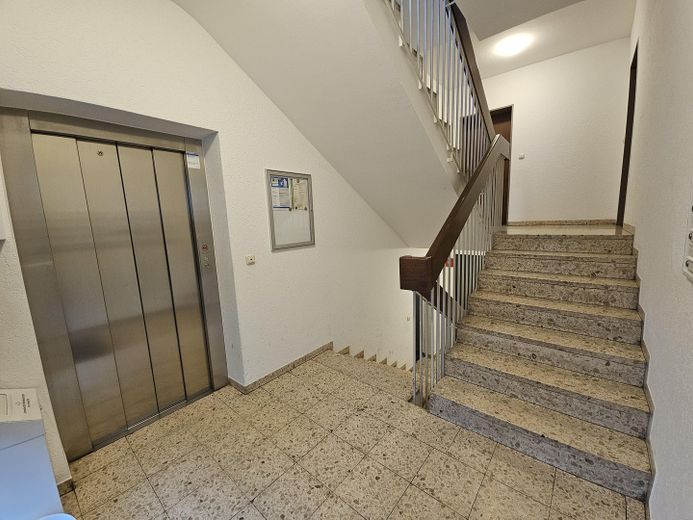 Gepflegter Hausgang mit Aufzug