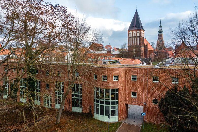 Wyjątkowe mieszkanie 1,5-pokojowe z działką ogrodową przy murach miejskich w centrum Greifswaldu – Einmalige Lage in der Altstadt