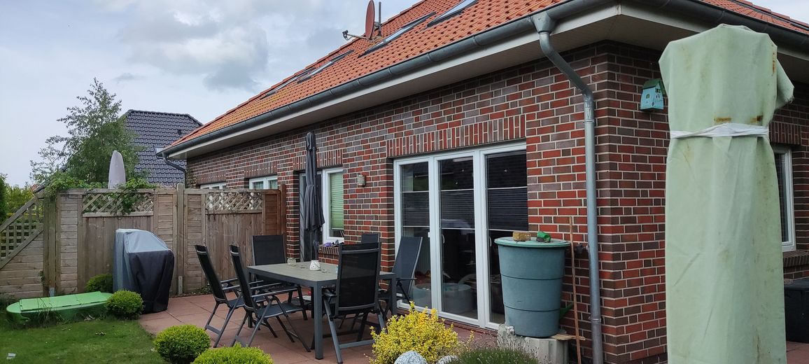Inteligentny młody bliźniak w Norden – Blick vom Garten