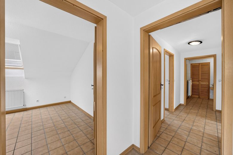 Großzügiges Wohnen mit schönem Garten – Einfamilienhaus mit Einliegerwohnung – Dachgeschoss- Zimmer