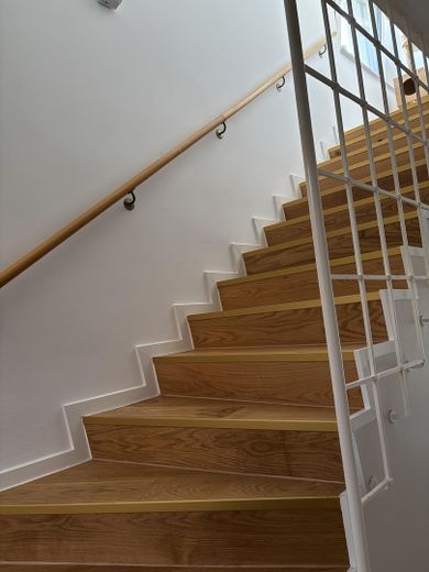 Moderne Doppelhaushälfte in Hemmingen – Treppe / Flur