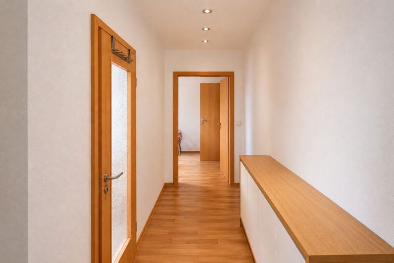Reserviert | PROVISIONSFREI | Attraktives Zweifamilienhaus mit zusätzlicher Wohneinheit – Flur DG