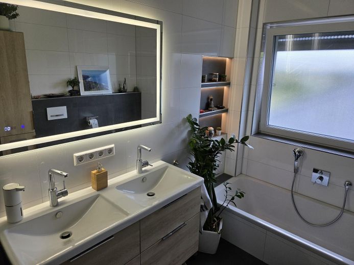 Moderne 4-Zimmer-OG-Wohnung mit PV, Wärmepumpe & Smart Home – Bad