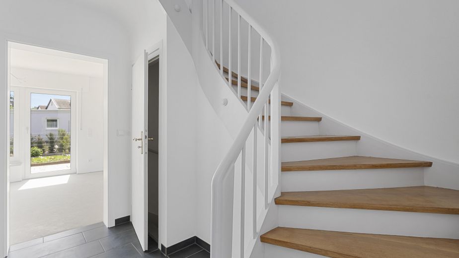 Ingolstadt-Nord’da bahçeli, tamamen yenilenmiş sıra evin köşe evi – Treppe ins OG