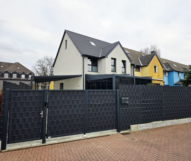 Wohnen auf hohem Niveau | Exklusives Einfamilienhaus | Kernsaniert & hochwertig ausgestattet – Außenansicht Einfahrt