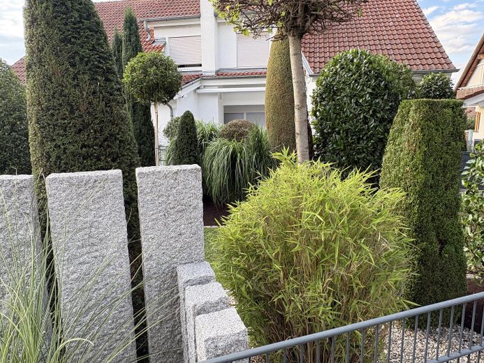 Escl. piano terra HH /appartamento e apt., garage, giardino, camino, RISCALDAMENTO NUOVO PREZZO SU RICHIESTA – Vorderansicht