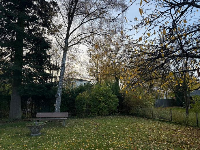 Freistehendes Einfamilienhaus mit Einliegerwohnung und großen Garten mit altem Baumbestand – Foto 9