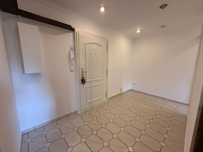 Wunderschöne leerstehende Zweizimmerwohnung mit Garage – Flur