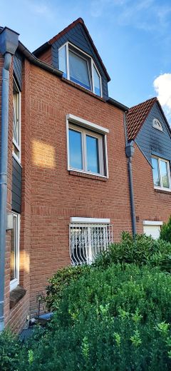 Top modernisierte 2-Zimmer-Wohnung mit Balkon und Tiefgaragen-Stellplatz an der Grenze zu HH – Außenansicht