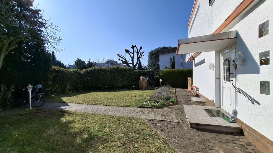 Maison bifamiliale avec jardin mature + 2 garages dans un bon emplacement, sans commission pour l’acheteur – Gartenansicht