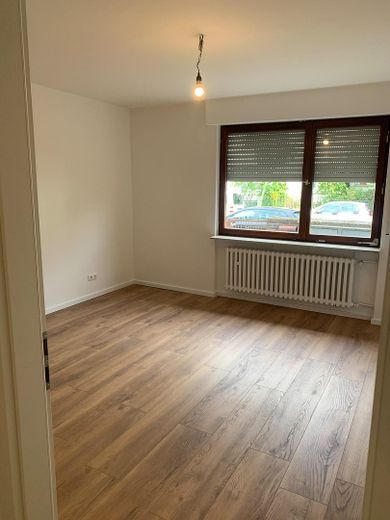 Elegante appartamento di 3 locali ristrutturato con terrazza coperta – Schafzimmer rechts