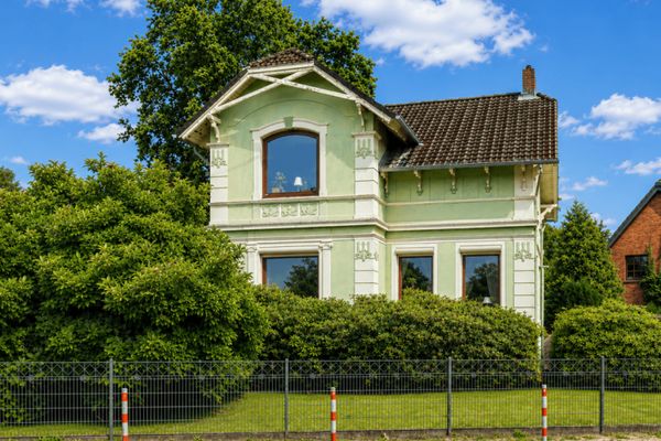 Affascinante edificio d’epoca con molto potenziale in posizione centrale e tranquilla a Schenefeld!
