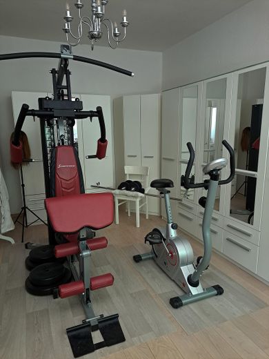 Groß Köris’te su kenarlı taşınmaz, İskele ve misafir evi bulunan seçkin göl mülkü- komisyonsuz – Ankleide- und Fitnessraum EG