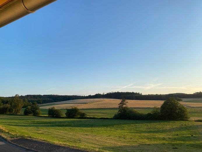 Freistehendes Familienhaus mit Fernblick und großem Garten. – Blick aus dem Wohnzimmer