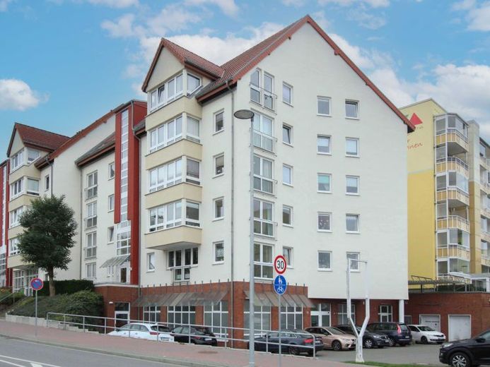 wunderschöne Dachgeschosswohnung mit Tiefgarage in toller Lage – Photo 1