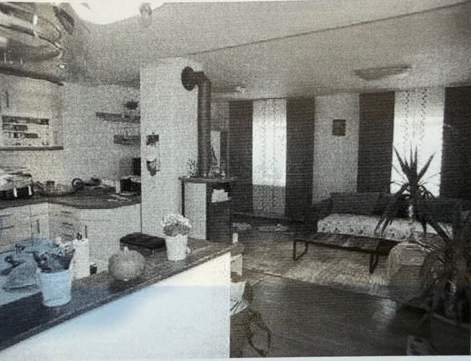 Subasta de división: vivienda pareada con granero en Weißenohe + 3 superficies agrícolas – Küche und Wohnen