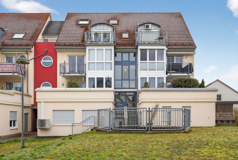 Freiwerdend: Moderne Wohnung mit Balkon und TG in zentraler Lage – Außenansicht