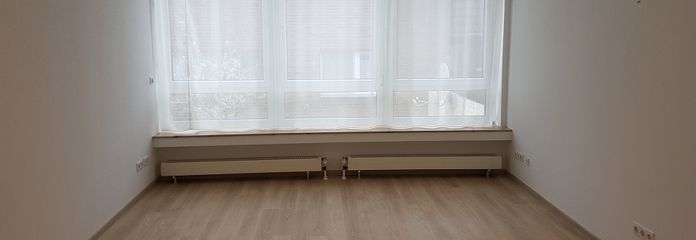 Wohnraum mit großen Fenstern