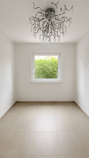 Casa unifamiliare modernizzata con 187 m² di superficie abitabile, 6 locali, garage e giardino, senza intermediario – Gästezimmer Möbel mit KI entfe