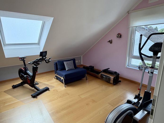 Trasferirsi e sentirsi a casa: casa a schiera di testa KfW-55 con giardino e ampia terrazza sul tetto – Zimmer 2 Dachgeschoss