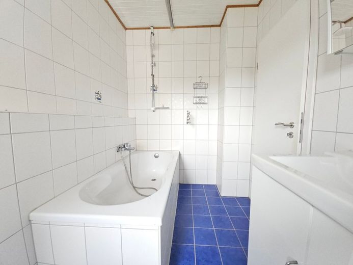 Tief durchatmen - Wohnen in der Ruhezone!
Große Eigentumswohnung im Lautertal zu verkaufen. – 5267 - Bad mit EBW