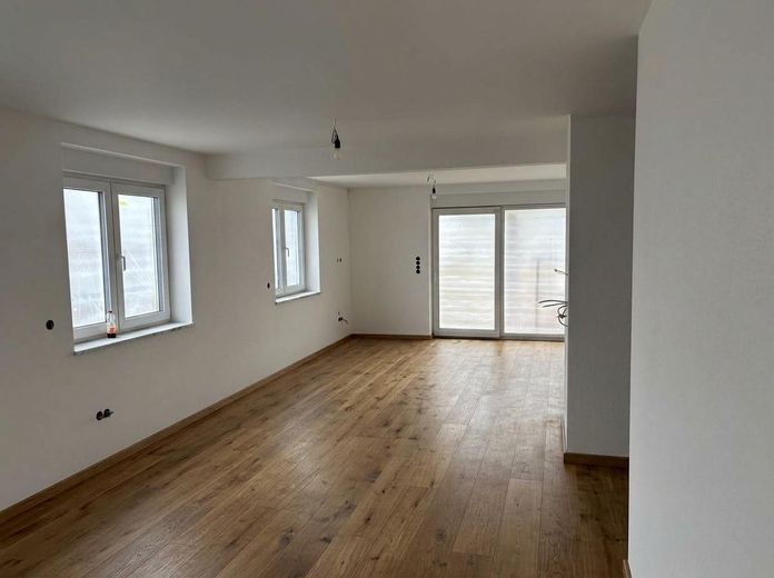 Appartamento con 3 locali al piano terra, vista mozzafiato, ampia terrazza + giardino – Blick Küche auf Wohnbereich
