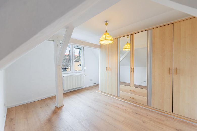 Wunderschöne 3 Zi Dachgeschoss Wohnung mit Balkon und Küche – Schlafen 2b