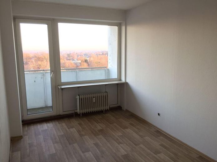Vermietete 2-Zimmer-Wohnung mit Balkon und Fernblick – attraktive Kapitalanlage in Delmenhorst – Schlafzimmer leere Wohnung