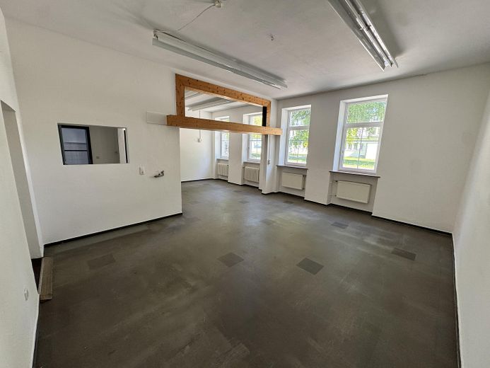 Großzügige Gewerbehalle für Lager, Produktion, Gewerbe – Kantinenraum