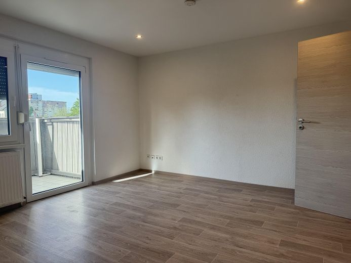 3-Zimmer-Wohnung mit neuer Einbauküche, Südbalkon & Stellplatz – Zimmer mit Balkon