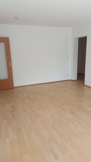 „Your morning coffee with river view – 3 rooms, loggia & unobstructed water location in Leipzig Plagwitz“ – Wohnzimmer Fenstergegenseite